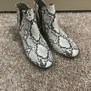 Circus by Sam Edelman "Pipper" White & Black Snake Print Booties Zip Sz 6